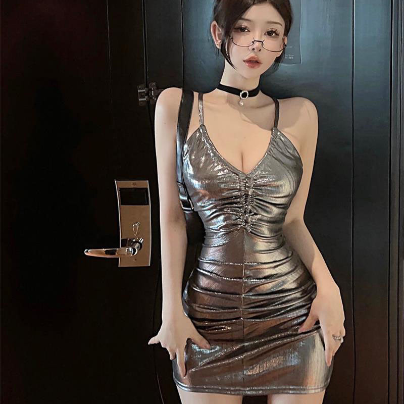 Rückenfreies, plissiertes Strumpfhalterkleid