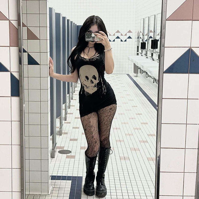 Dunkler, personalisierter Hosenträgerrock mit Totenkopfprint