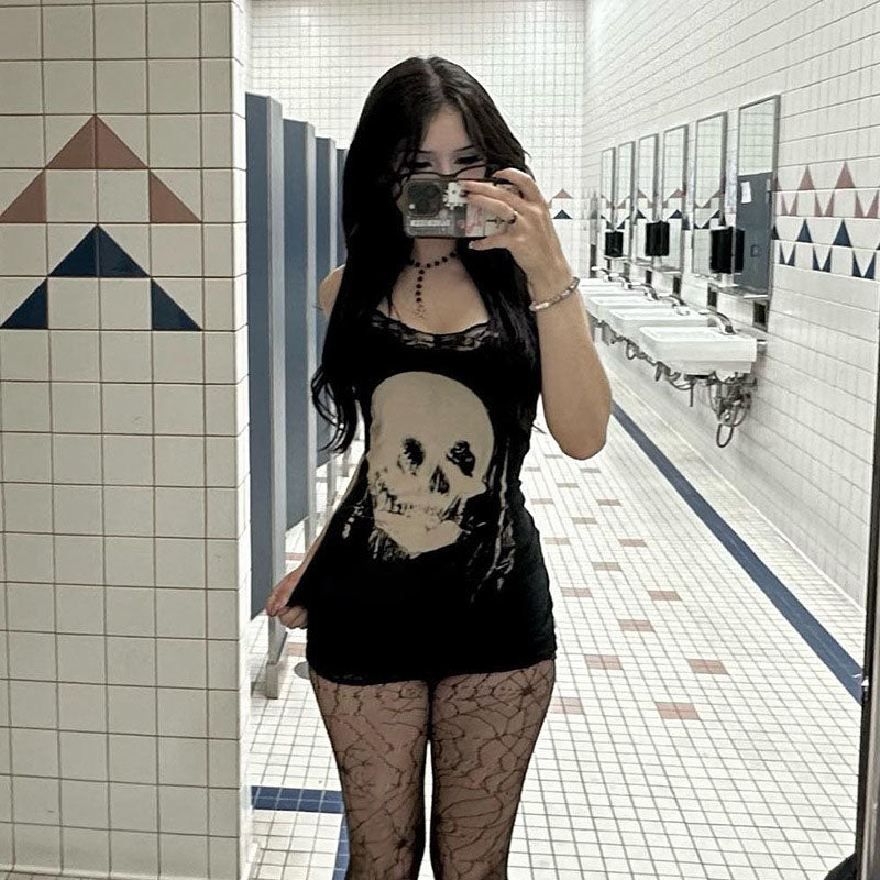 Dunkler, personalisierter Hosenträgerrock mit Totenkopfprint