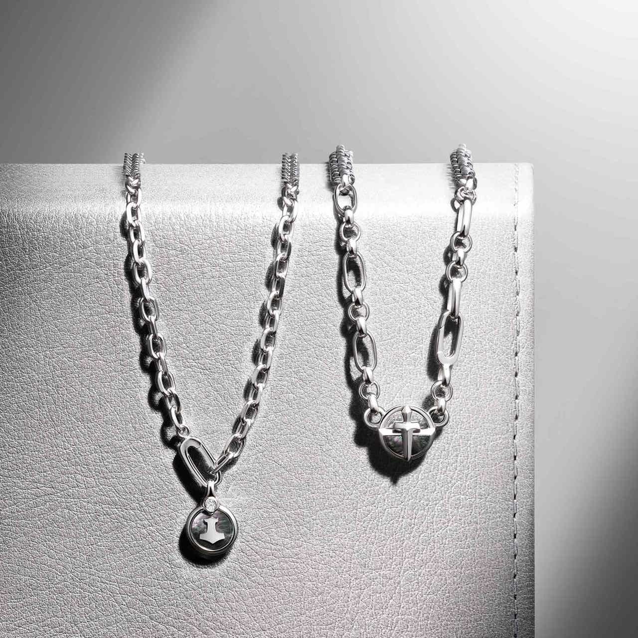 Mjölnir Medallion Necklace Black Nacre