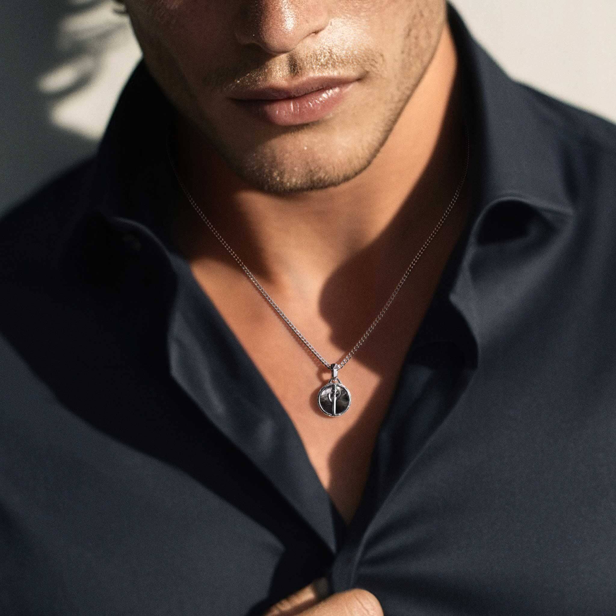 Valor Coin Necklace Black Nacre